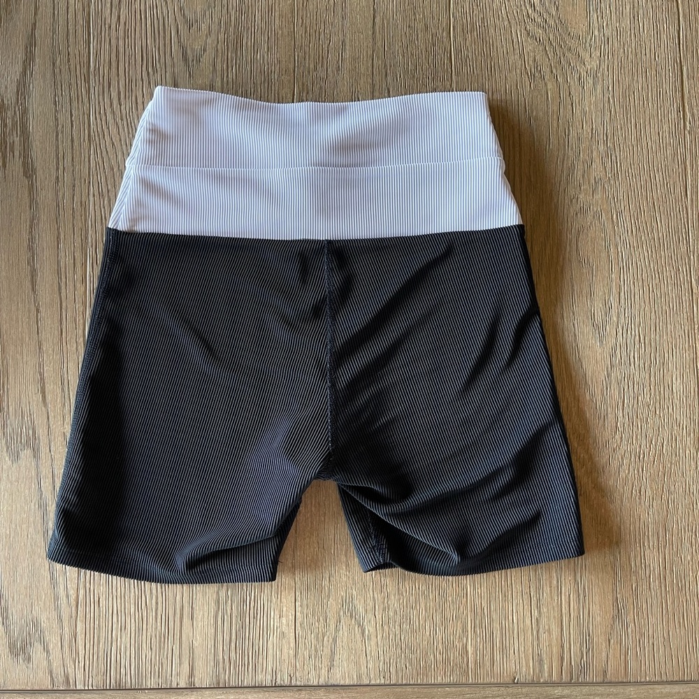 Beach Riot Cora Shorts - Picture 6 of 10